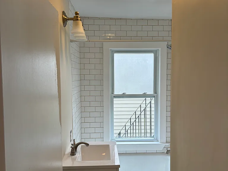 19 Youngs Ave #1R — Photo 4