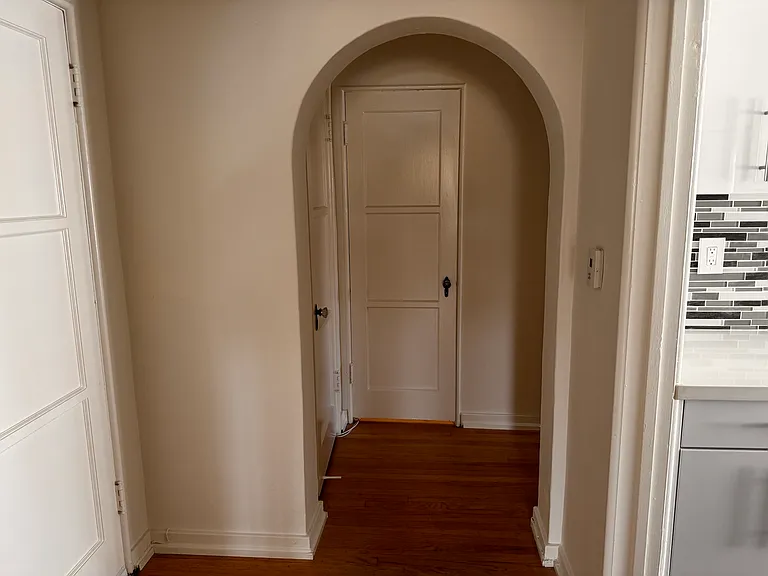 1016 Tiverton Ave #205 — Photo 6