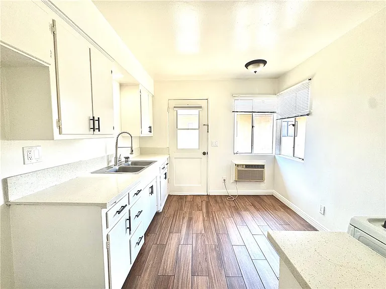 233 S Baldwin Ave #D — Photo 4