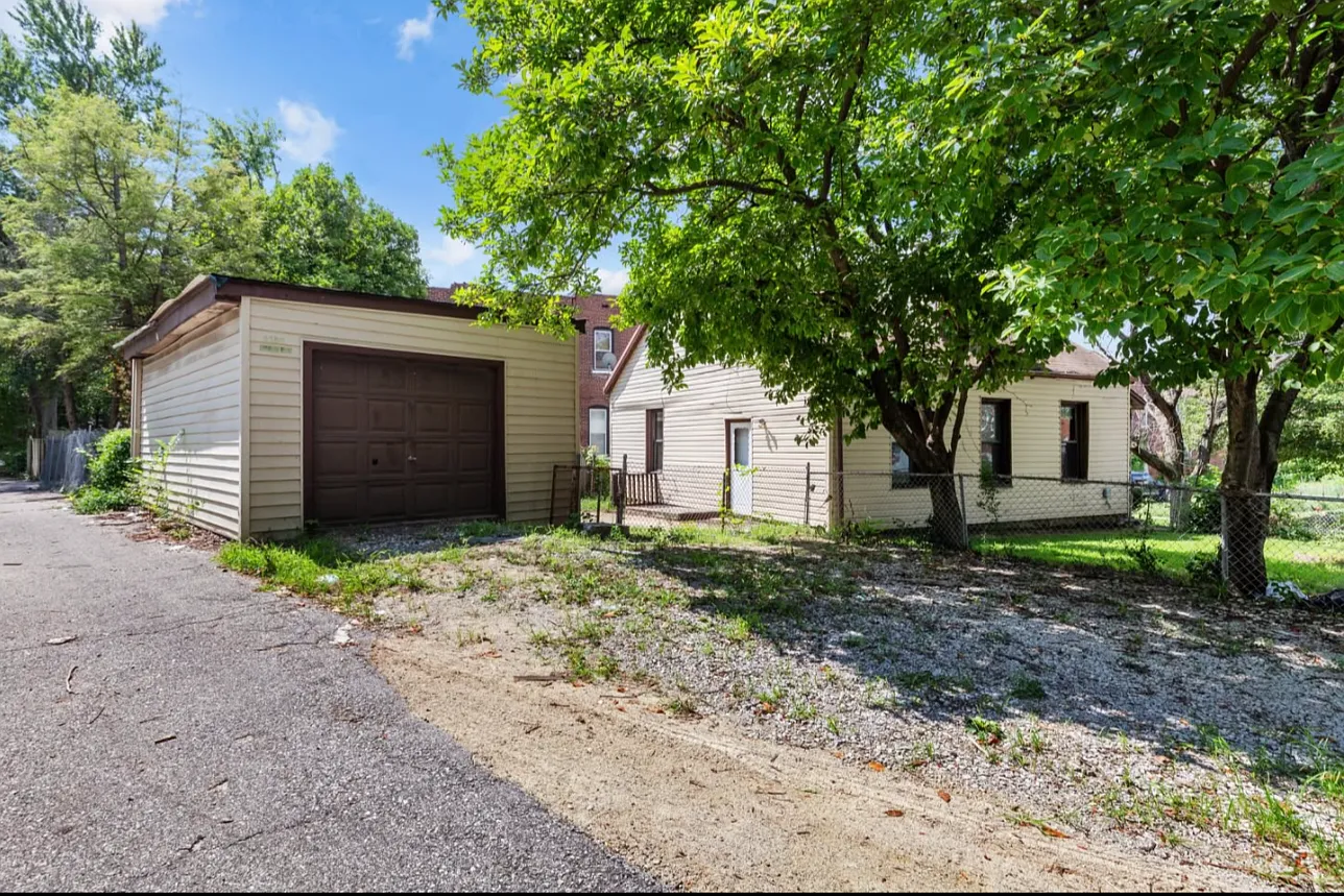 2 bed, 925 sqft, $1,200 — Photo 1