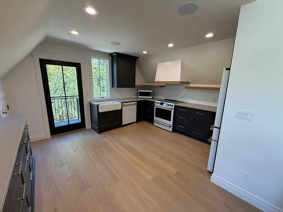 E Watkins Cir