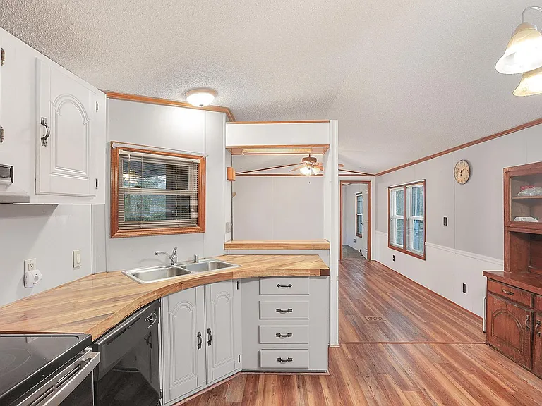 312 Queens Rd — Photo 4