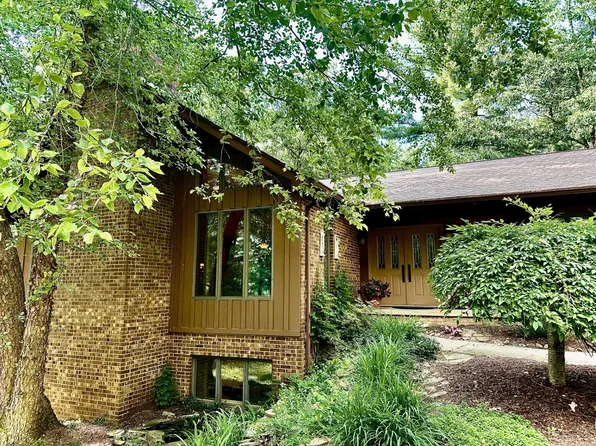 9558 Whispering Pines Dr, Saline, MI 48176