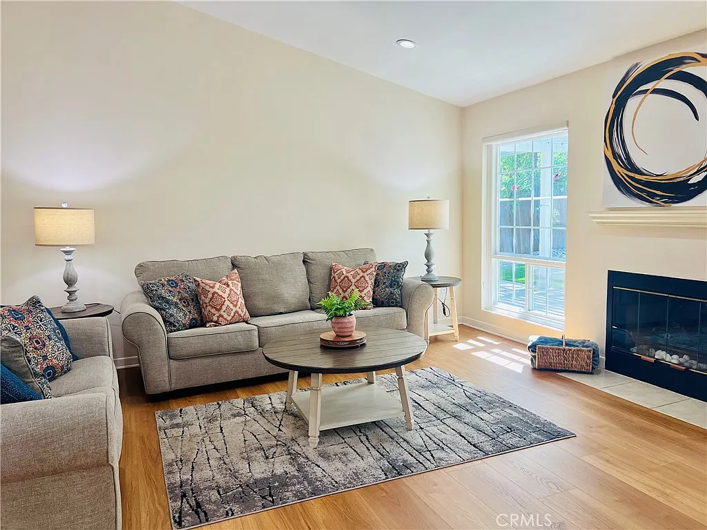 4 bed, 1956 sqft, $6,295 — Photo 4