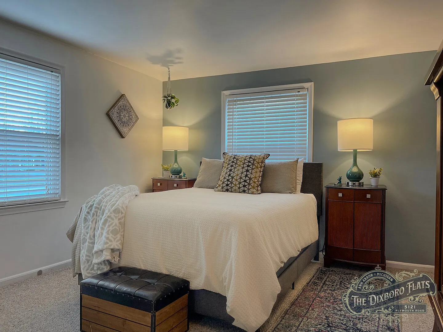 Charming Two Bedroom Flat Minutes away from Downtown Ann Arbor — Photo 4