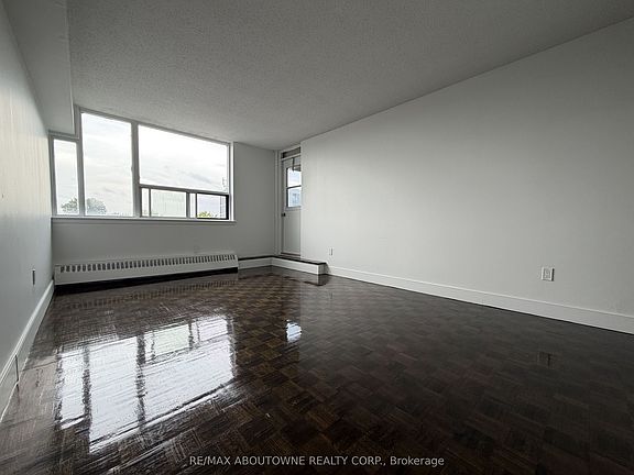 4th image of 145 Wellington St W #515