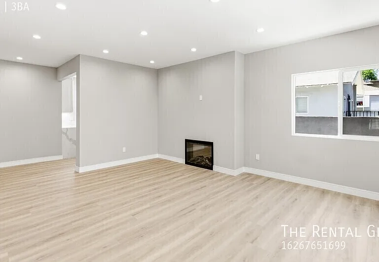225 1/2 N Burlington Ave — Photo 2