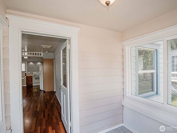 4th image of 2218 Summit Avenue