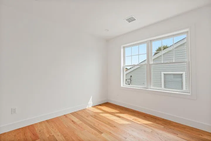 109 Park Ave E — Photo 17