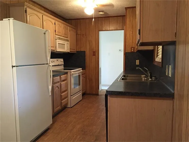 305 Midway Dr — Photo 7
