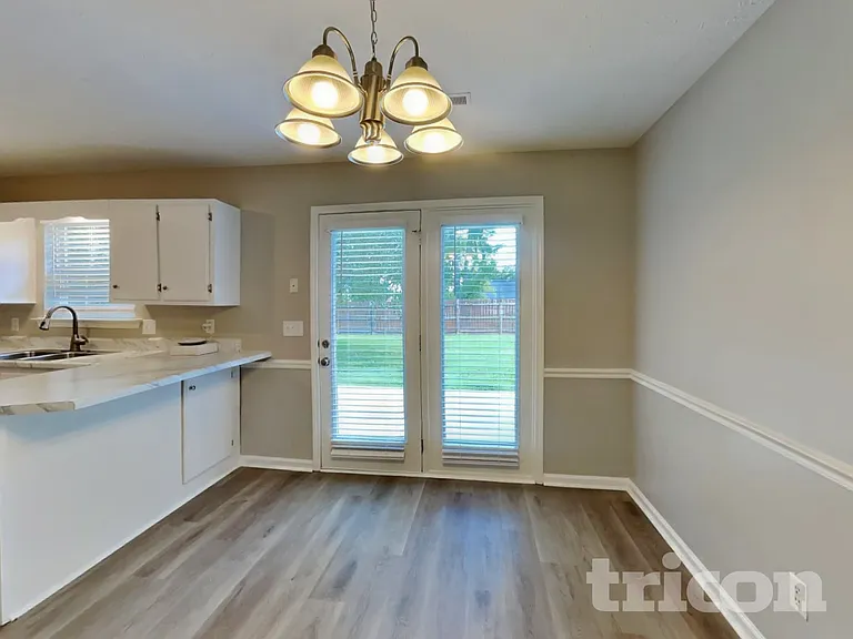 2121 Montgomery Ln — Photo 6