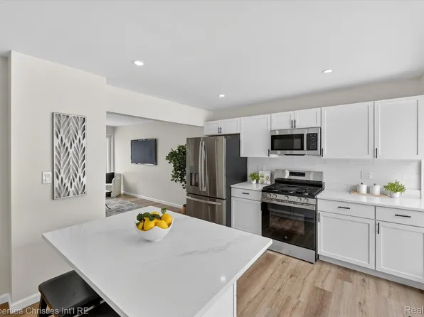 32651 Five Mile Rd #15, Livonia, MI 48154