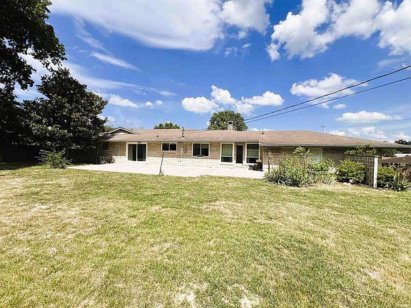 3rd image of 3209 Leslie Dr