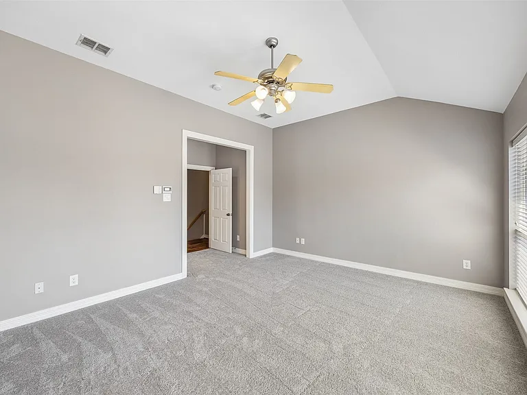 3943 N Hall St — Photo 23