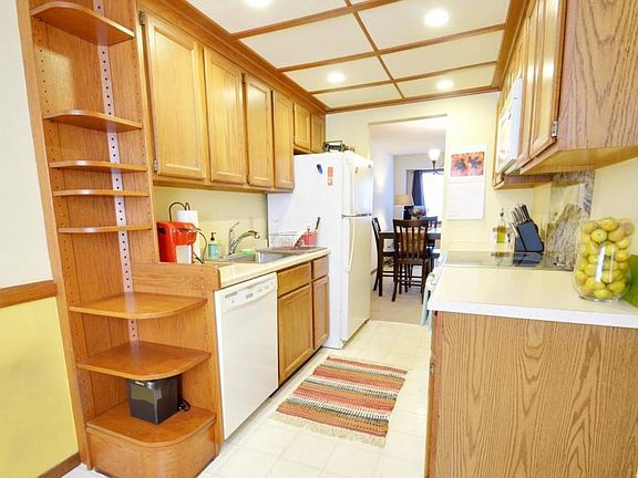 3rd image of 225 Bridlewood Dr