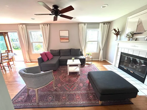 1147 Lakewood Cir, Naperville, IL 60540
