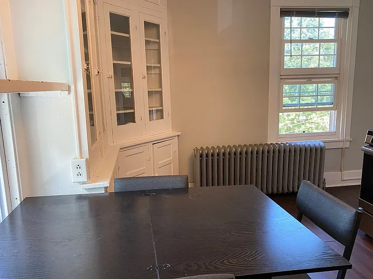 609 E State St — Photo 116
