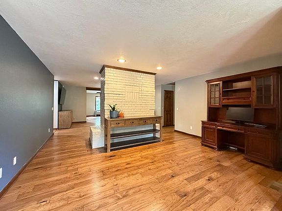 3rd image of 2835 Shade Tree Dr