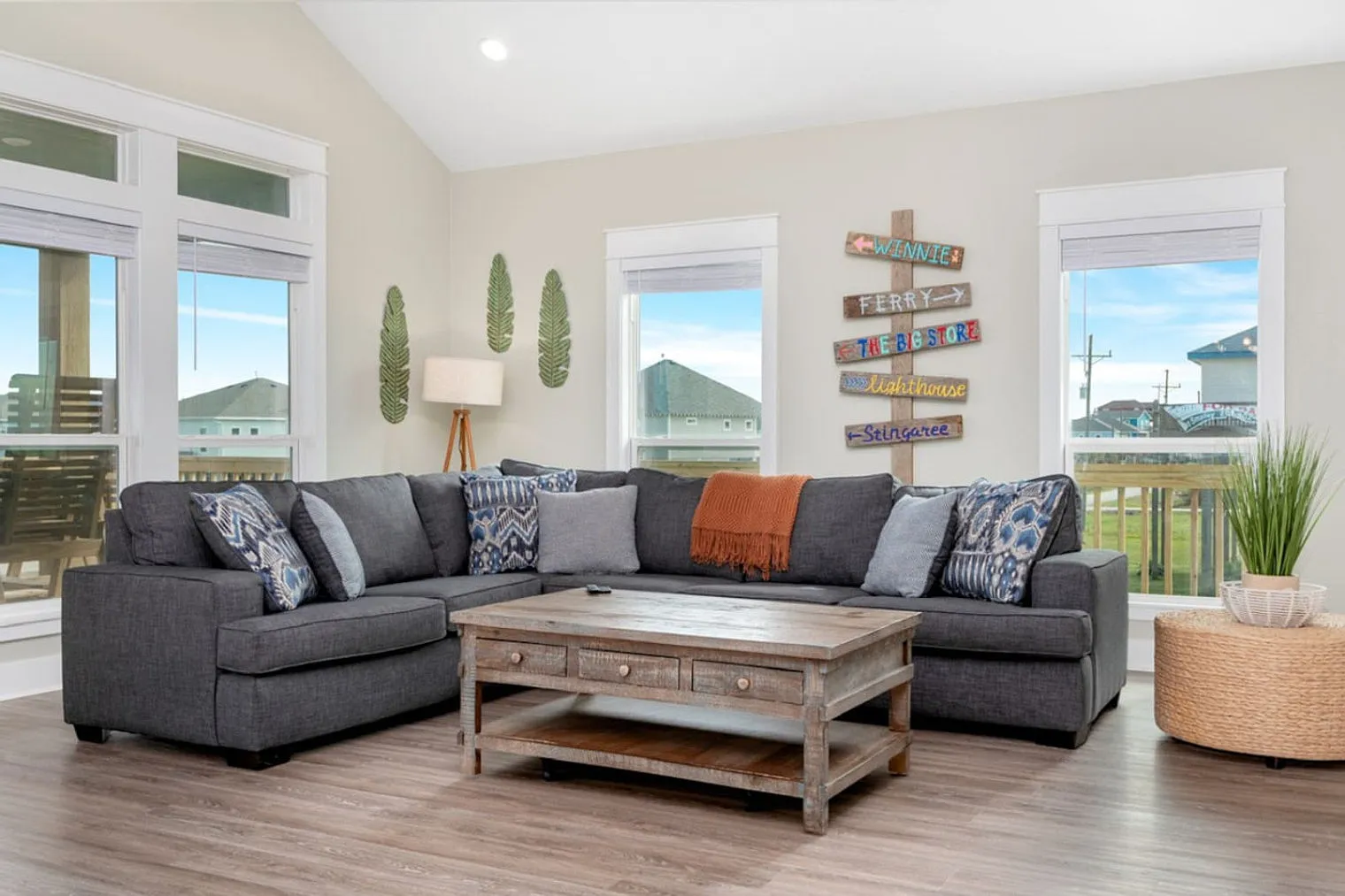 6 bed, 5.0 bath, 3121 sqft, $11,052 — Photo 2