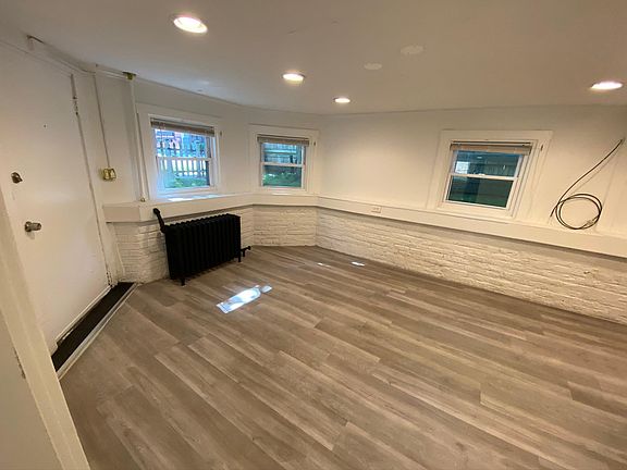 3rd image of 4014 N Sacramento Ave #G