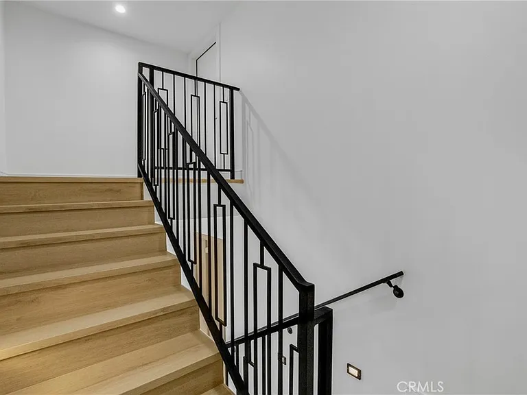 4853 Woodman Ave — Photo 27