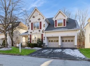 38 Hunters Run, Oakland, NJ 07436