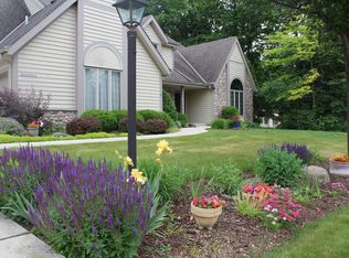 W242N7316 Old Oak Dr, Sussex, WI 53089