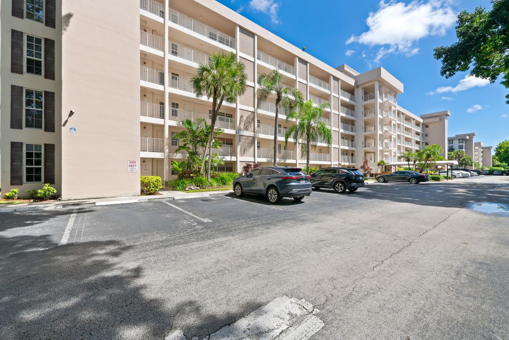 2901 S Palm Aire Dr APT 402, photo 4