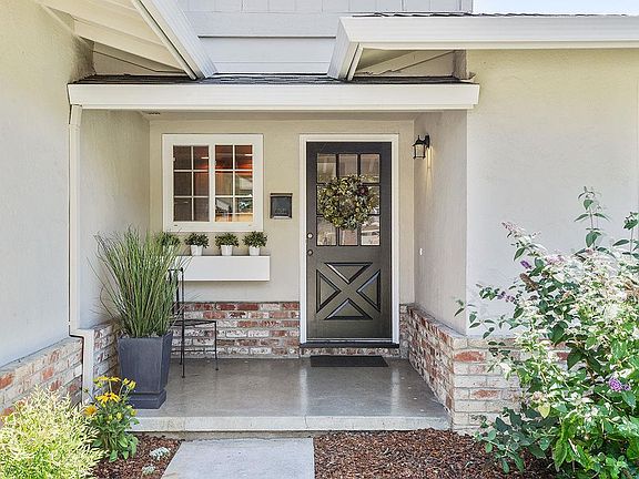 4th image of 1080 Kerry Ave