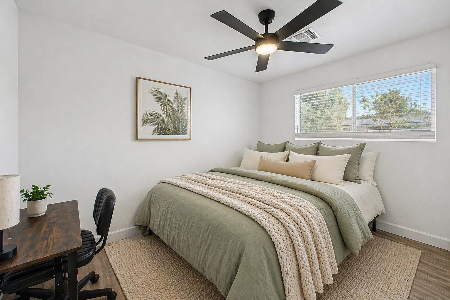 4 bed, 4.0 bath, 2400 sqft, $1,299 — Photo 1