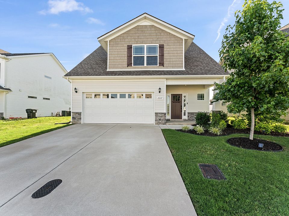 1st image of 2217 Oak Dr