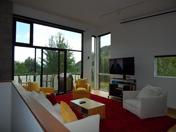 2nd image of 1127 Metro Plateau1127 West Hwy #22