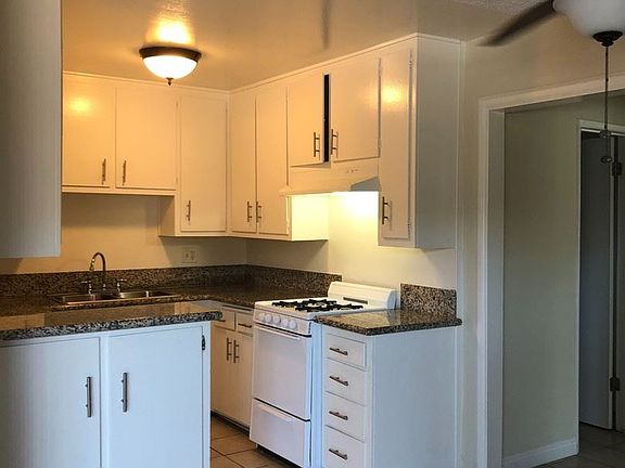 3rd image of 13947 Oxnard St APT 212