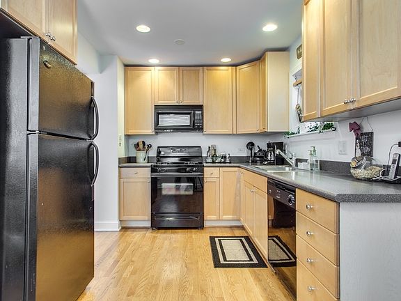5th image of 3041 N Leavitt St