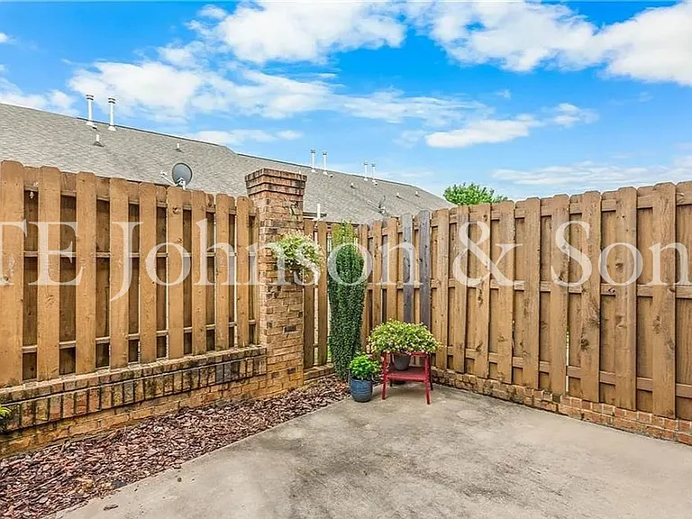 1025 Richmond Park Dr — Photo 20