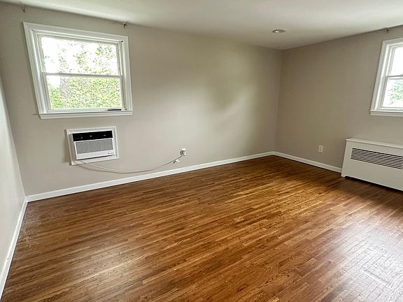 4th image of 58 Alexander Ave