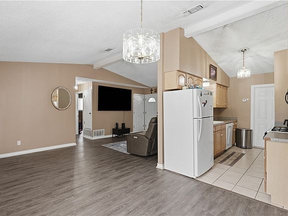 3rd image of 629 Creek Dr