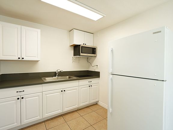 5th image of 1405 N Riverside Ave