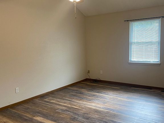 4th image of 113 NE Timbercreek Dr