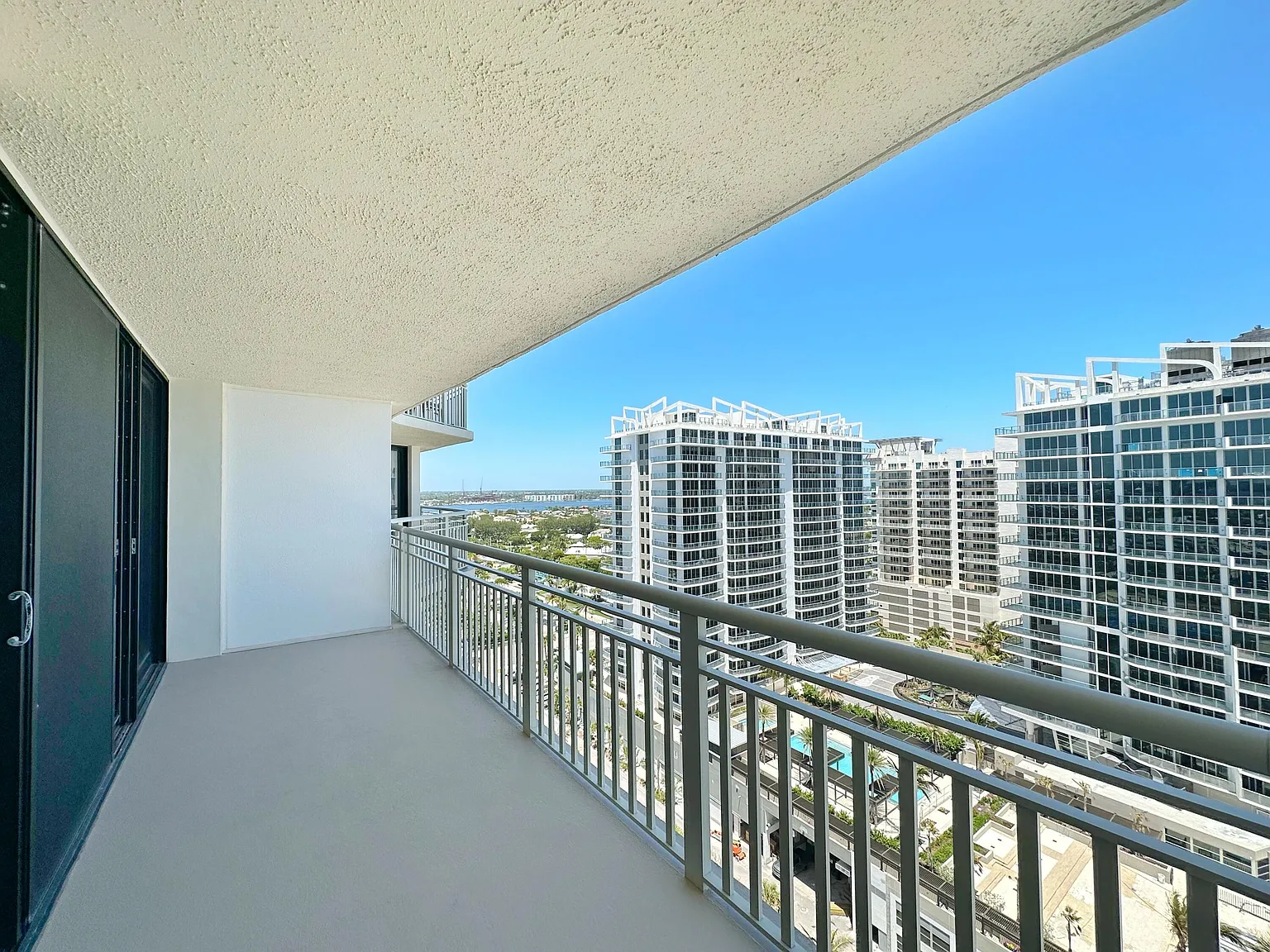 1 bed, 1.5 bath, 1000 sqft, $3,500 — Photo 3