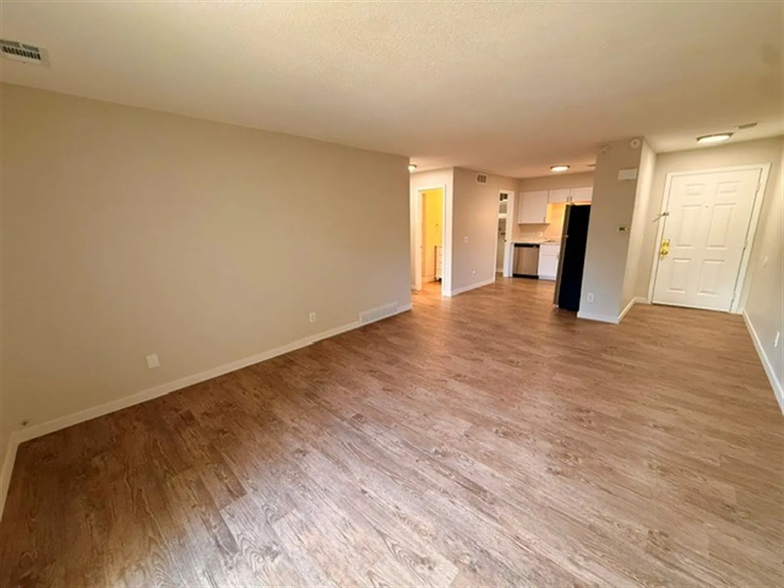1 bed, 705 sqft, $1,400 — Photo 4