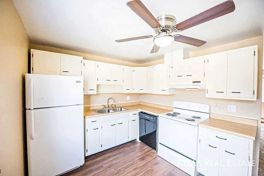 Save $1200! 2 Bedroom 1 Bathroom Unit In The Heart Of Wheat Ridge! Recently Renovated. — Photo 4