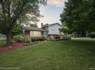 560 Orchard Rdg, South Lyon, MI 48178