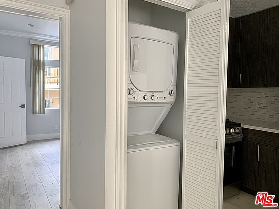 4th image of 1030 S Shenandoah St #2