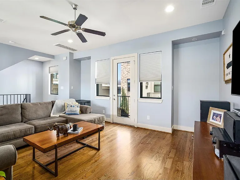 1720 Live Oak St — Photo 5