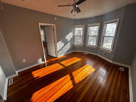 3rd image of 215 E Cherry St
