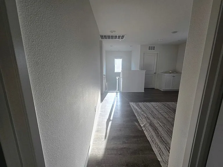 1231 Memorial Ave — Photo 22