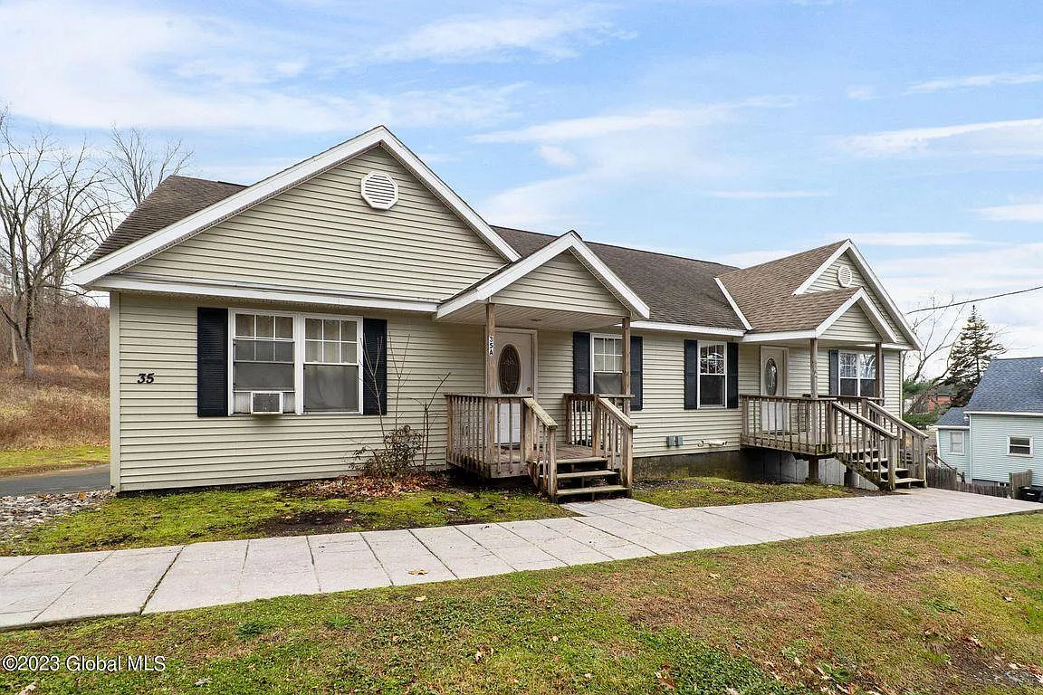 3 bed, 1300 sqft, $1,800 — Photo 2
