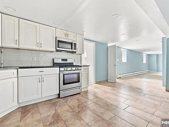4th image of 41 Malcolm Ave