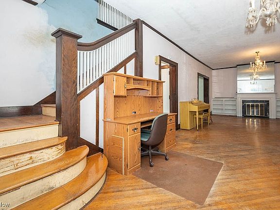 5th image of 329 Thompson Ave